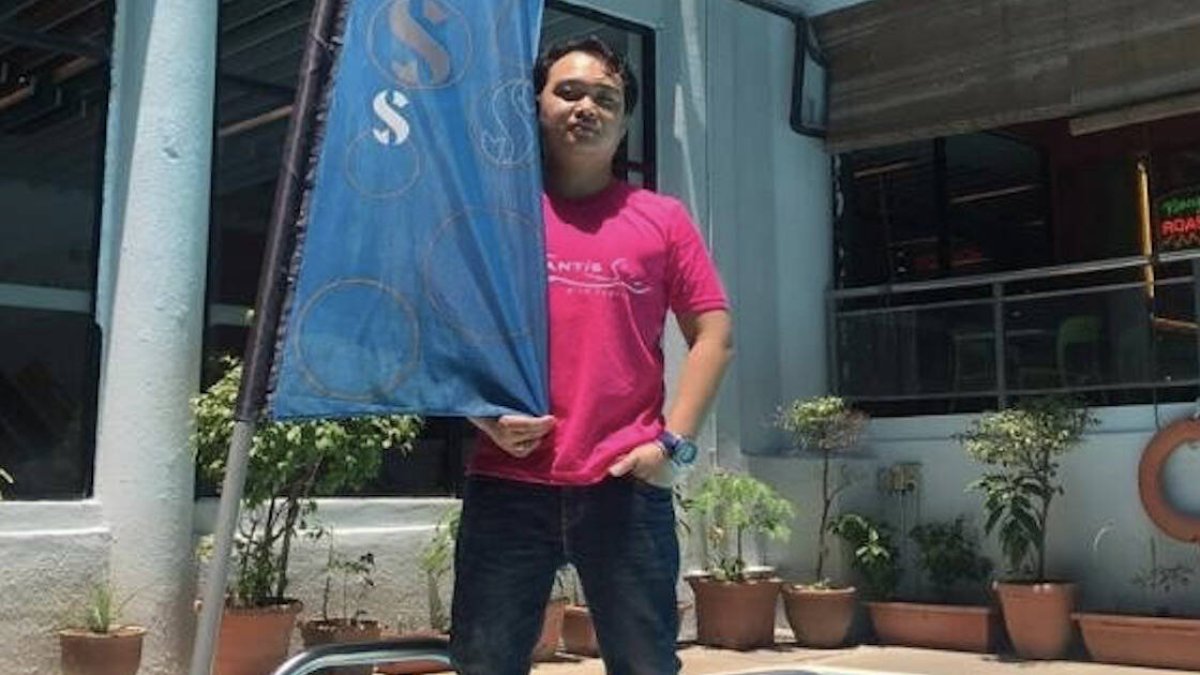 Aunque no estaba bautizado, conocía la Biblia ya que había crecido en una aldea de mayoría cristiana en la provincia de Sabah. La mayoría de las 30 familias eran católicas, incluso sus padres nacieron católicos pero no practicaban la fe.