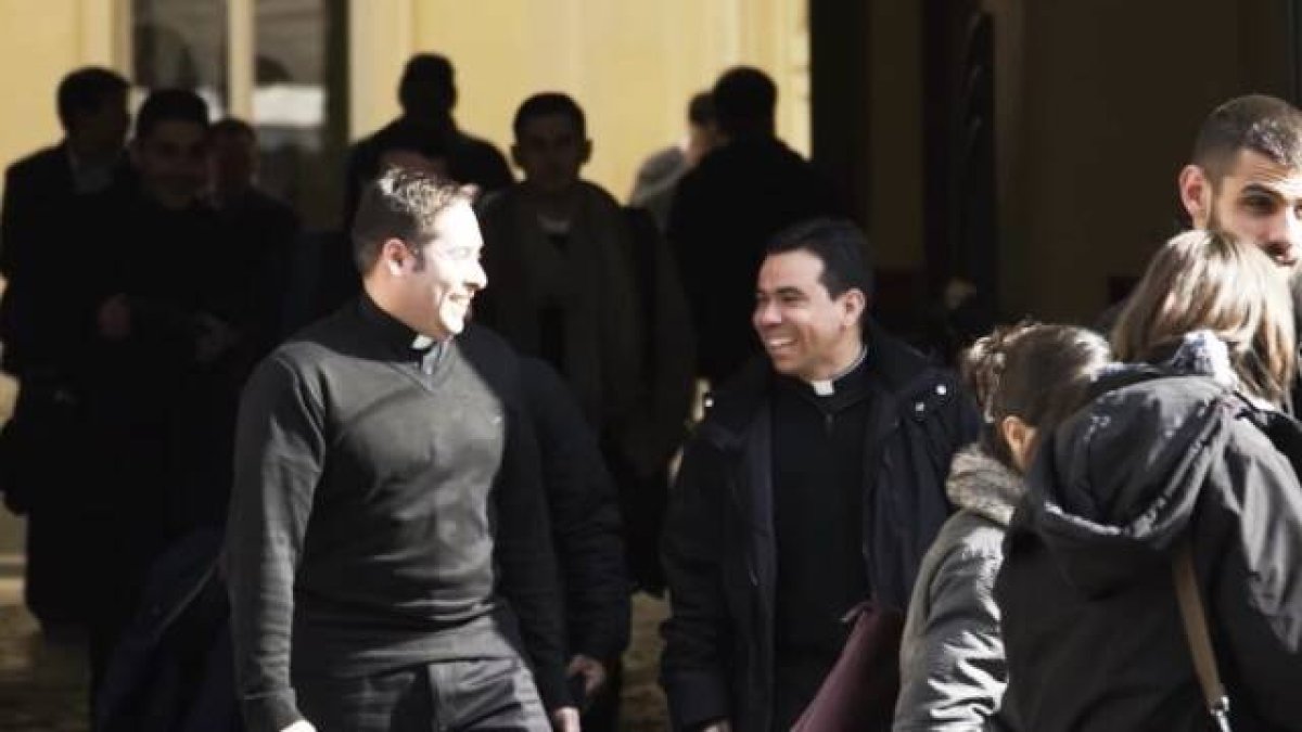 `Gracias por estar siempre en los momentos de alegría y de dolor, por escuchar nuestras confesiones, bendecirnos y brindarnos esperanza. Sois faros de esperanza en un mundo a veces oscuro´, menciona la nueva campaña de CARF.