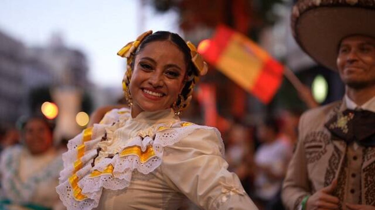 Música, danza, sonrisas, color... temas de la película Hispanidad de López-Linares