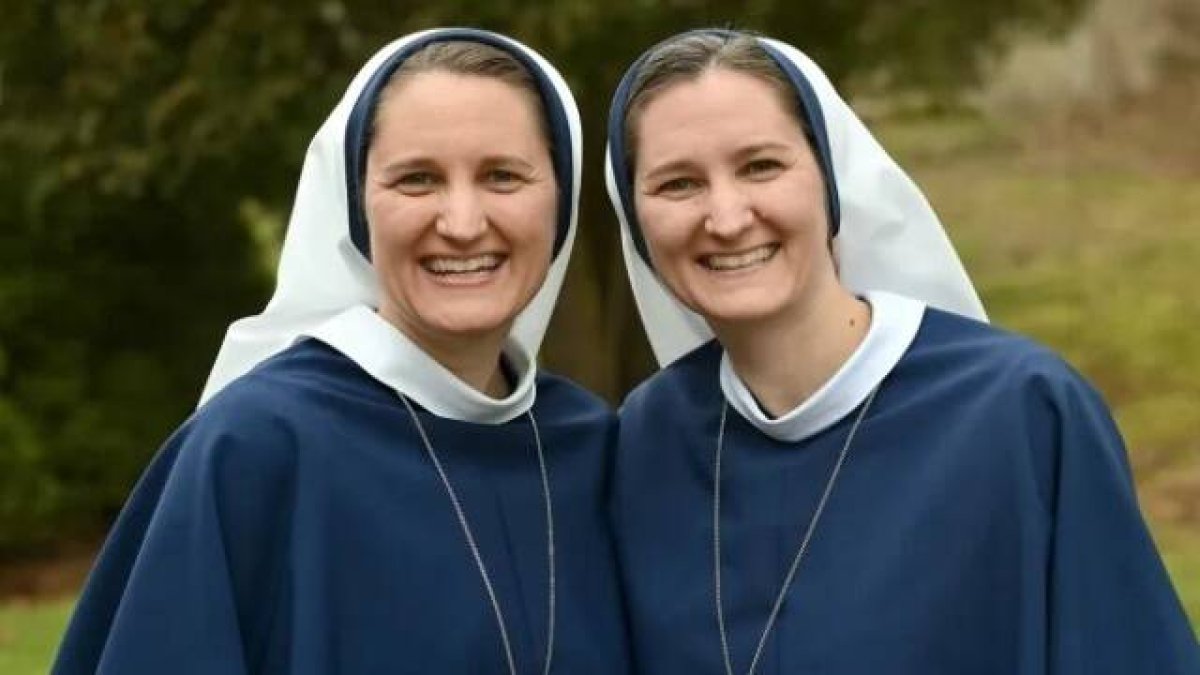 Sor Pia Jude (izquierda) y Sor Luca Benedicta (derecha), hermanas gemelas y Hermanas de la Vida.