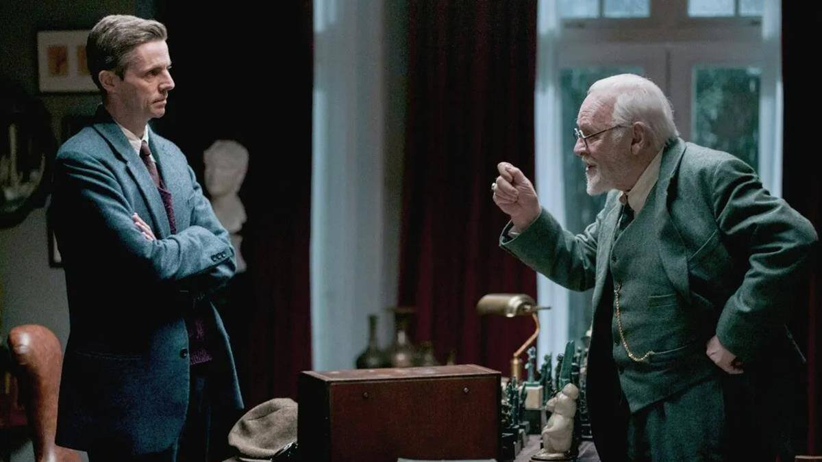 Matthew Goode, la izquierda, como C.S. Lewis y Anthony Hopkins como Sigmund Freud en 'La última sesión de Freud' (2023), dirigida por Matt Brown sobre un guion de Mark St. Germain adaptado de su propia obra teatral del mismo título.