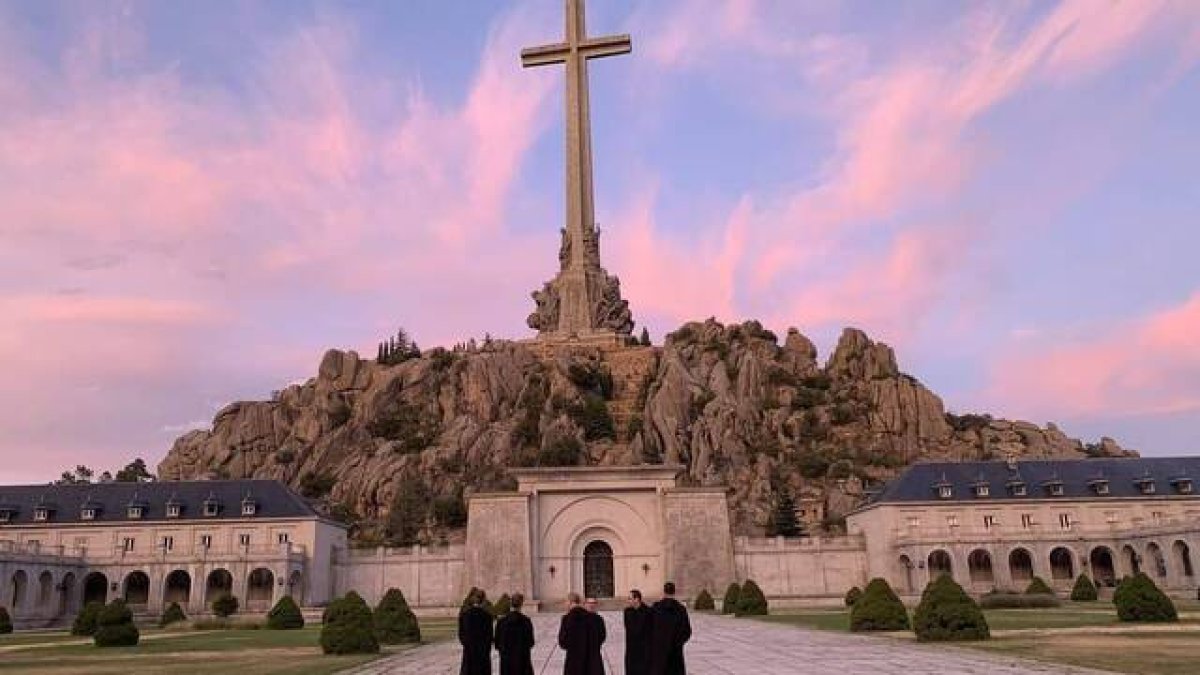 El ministro reconoce que los monjes no quieren irse y que hay 