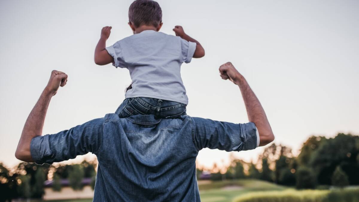 `Hacen falta padres que apoyen a su hijo, que confíen en él, que sepan abrazarlo, pero que también sepan vigilarlo de cerca, que les exijan según sus capacidades, que les bendigan y que valoren´, escribe el sacerdote Óscar García Mulet.