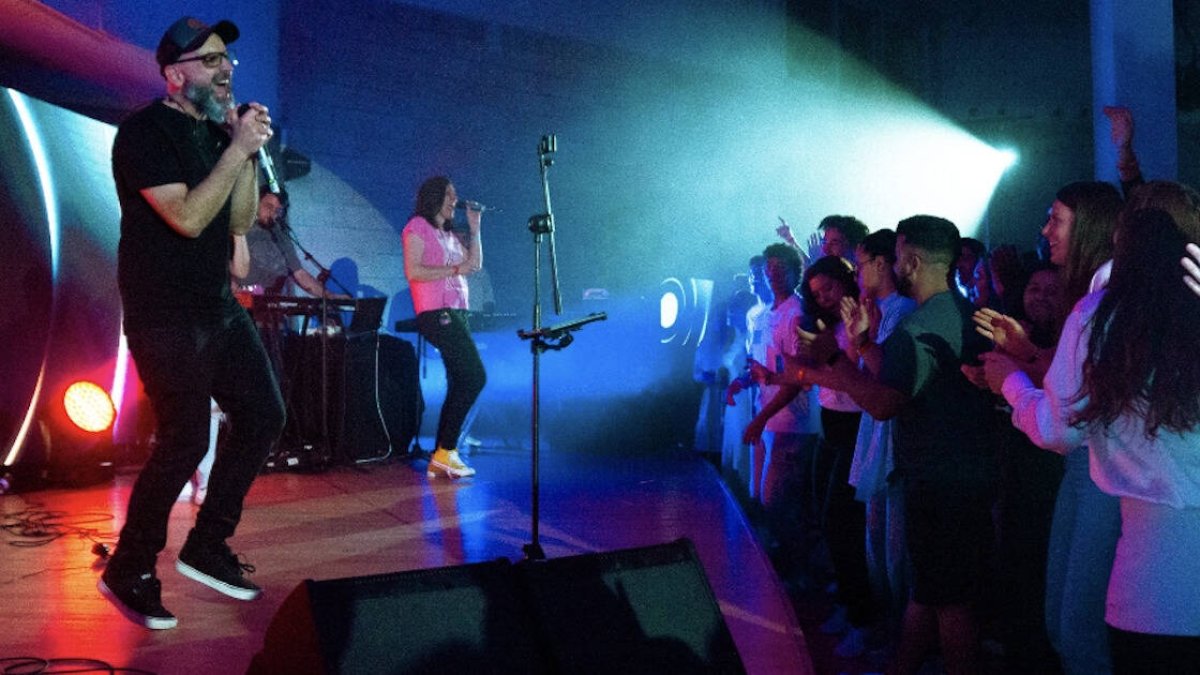 Mbassa llevó el rap y hip hop al escenario, mientras que Luc Aswell cautivó con su pop alternativo y El Hermano energizó con su pop rock. Jonathan Ogden ofreció una experiencia íntima con su bedroom pop y acoustic folk.