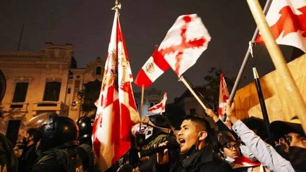Hispanistas de Perú se concentran ante el monumento de Colón en Lima (Foto: Nathaly Medina/La Gaceta).
