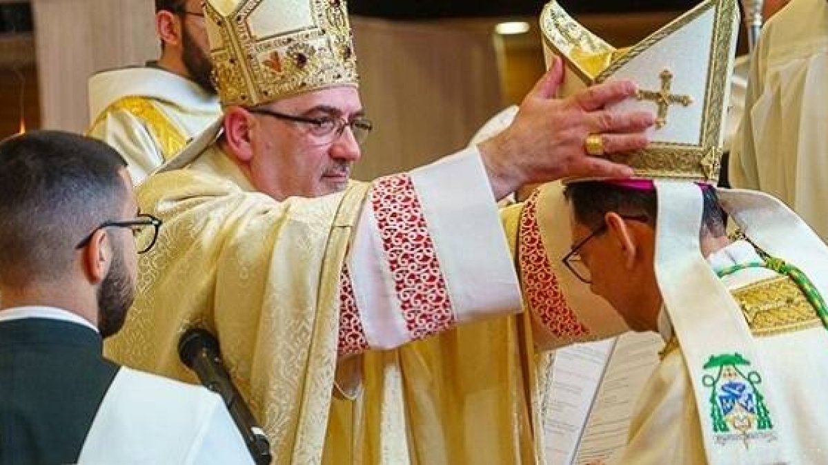 El cardenal Pizzaballa coloca la mitra al nuevo obispo auxiliar Bruno Varriano