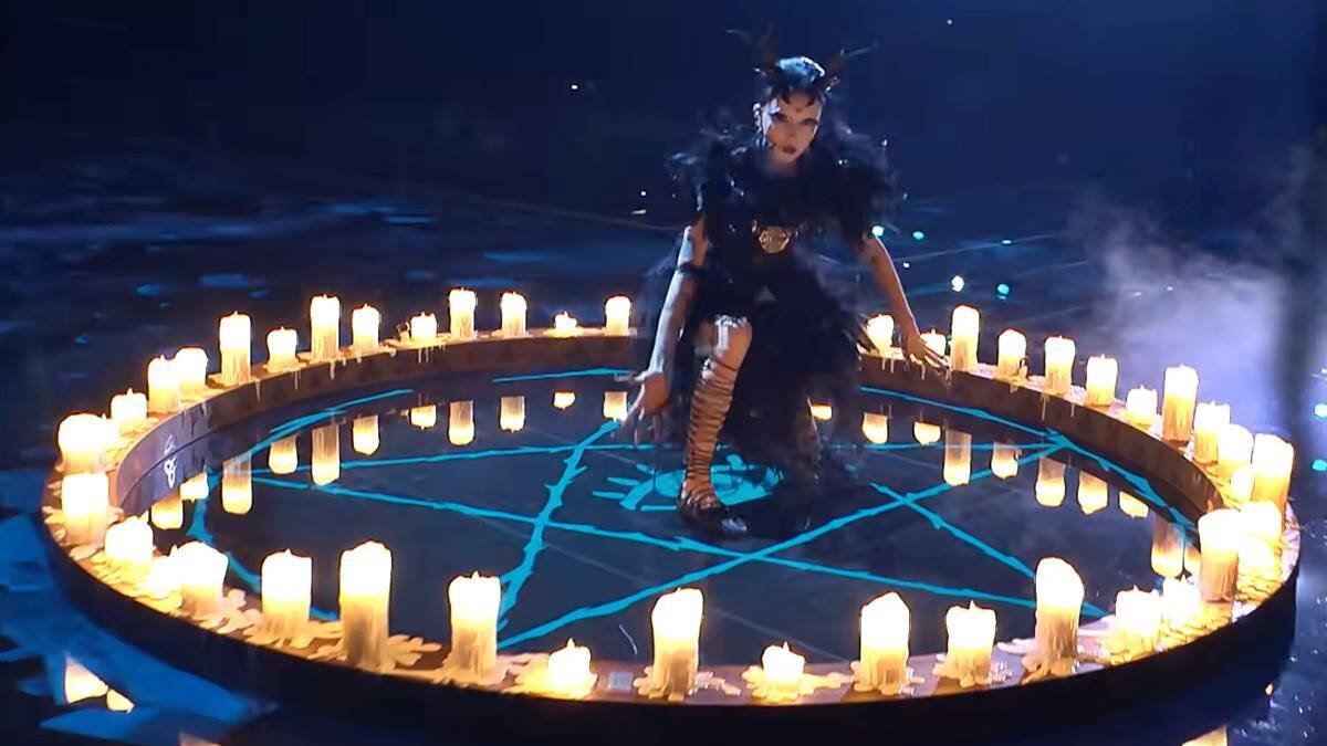 La edición 2024 de Eurovisión celebrada el 11 de mayo incluyó, junto a varias canciones de corte soez, provocador o turbio, una con alusiones explícitamente satánicas: la que interpretó Bambie Thug, transexual que representó a Irlanda.