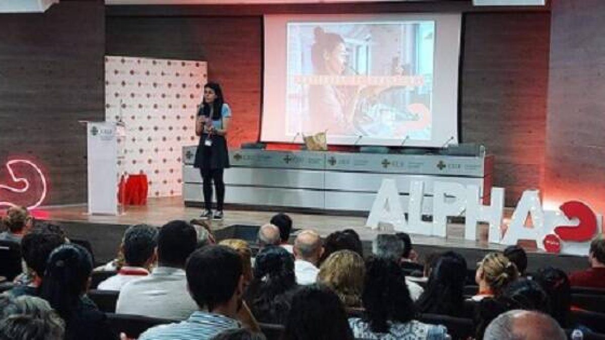 Cristina Cons, directora de Alpha Jóvenes España, en una ponencia