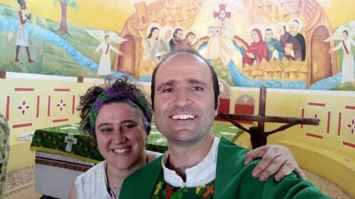 El sacerdote misionero Matteo Pettinari, fallecido el 18 de abril, con una feligresa de la parroquia de Joseph Mukasa de Dianra Village, en Costa de Marfil.