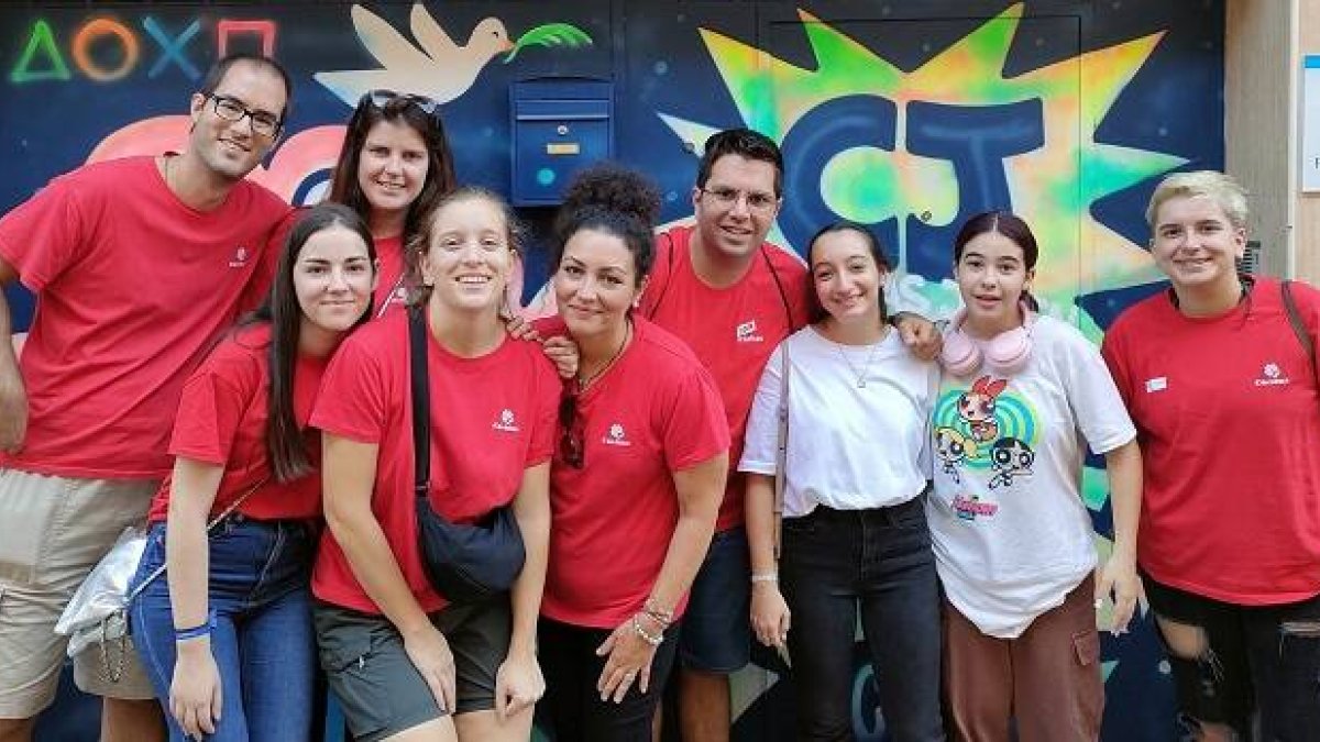 Voluntarios jóvenes de Cáritas en Usera, Andalucía, con camisetas rojas