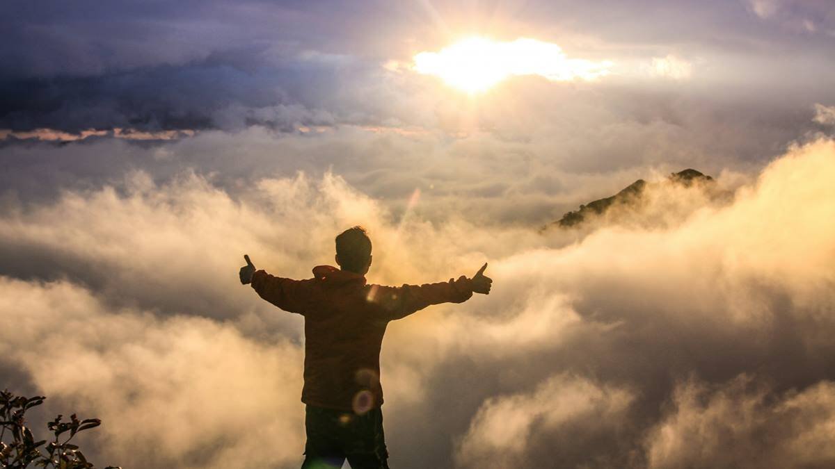 Los cristianos hablamos pocos de Dios, olvidando que la fe es un motivo de felicidad que ha de ser comunicado. Así lo hacen dos recientes libros de los teólogos Olegario González de Cardedal y Gabriel Amengual. Foto: Nghia Le / Unsplash.