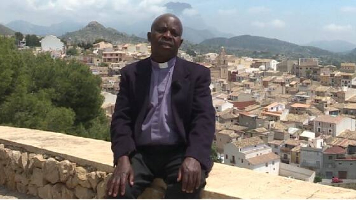 El sacerdote Juan Berchmans, formado en Ruanda, párroco de Relleu, Alicante, desde hace muchos años