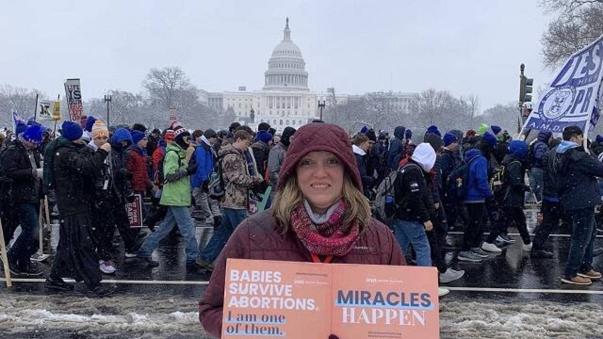 Lauren Eden sobrevivió a un aborto cuando era un bebé, y lo proclama en Washington con su cartel