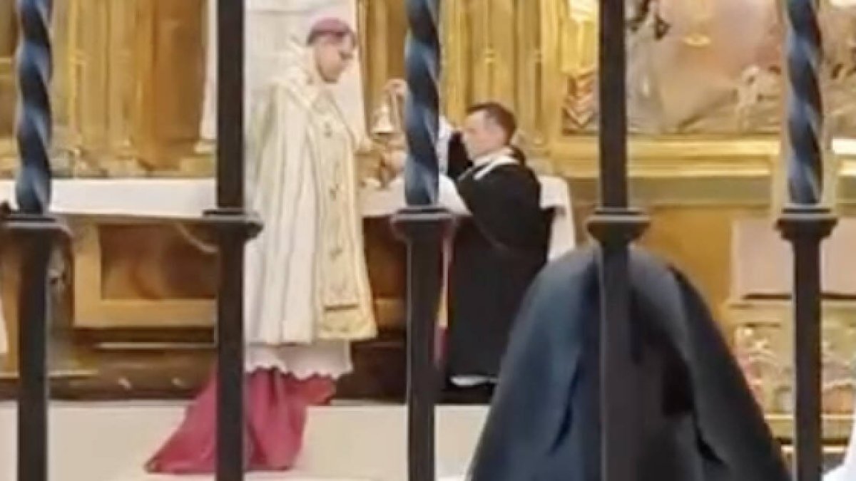 En las imágenes se puede ver a las religiosas en sus asientos y, en el altar, a De Rojas, revestido y asistido por el sacerdote Fran Ceacero, que le acerca el incensario. Entre el público también hay familiares.