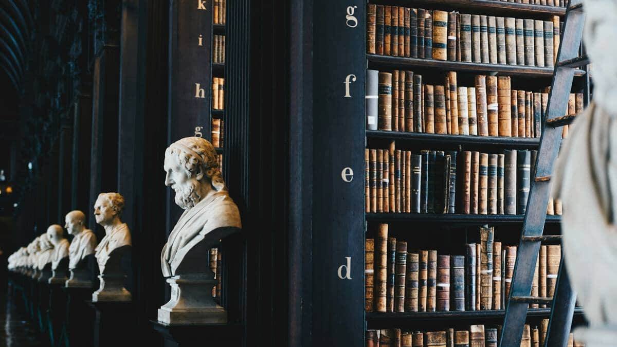 Don Modesto inculcaba a sus alumnos la distinción entre la Moral (que parte de la Revelación divina) y la Ética (que parte de la reflexión racional, filosófica). Foto: Giammarco Boscaro / Unsplash.