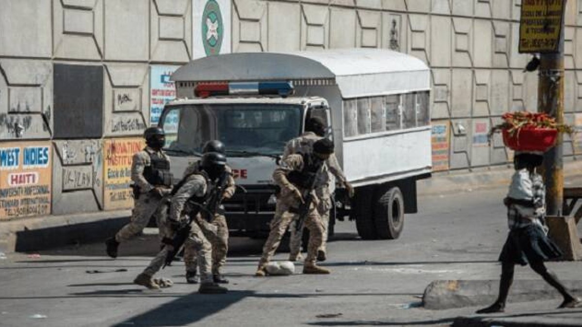 Policías haitianos con un furgón en las calles de Puerto Príncipe, ciudad tomada por bandas criminales