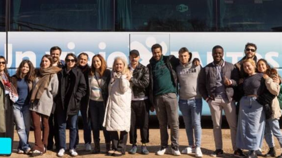Los 15 viajeros del Viaje Por Tantos en bus exploran lo que hace la Iglesia