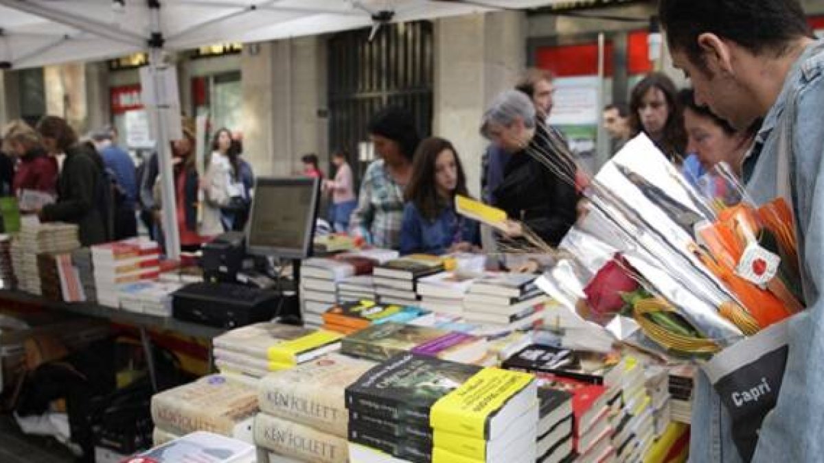 El Día del Libro salen a las calles de Barcelona los libros, las rosas y muchos lectores, habituales y ocasionales