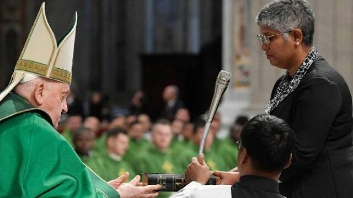 El Papa entrega una Biblia a una catequista en el Domingo de la Palabra de Dios