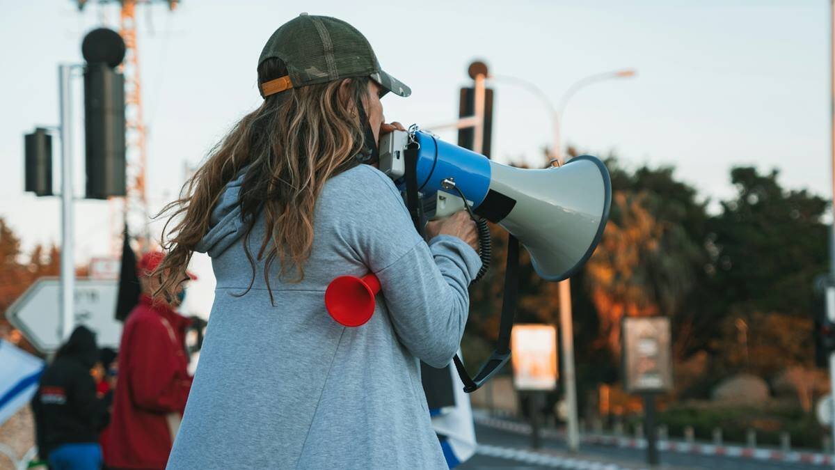 La libertad de expresión no es solo una libertad de maniobra: en el nivel relacional, ha de estar al servicio del bien de la comunidad. Foto: Maayan Nemanov / Unsplash.