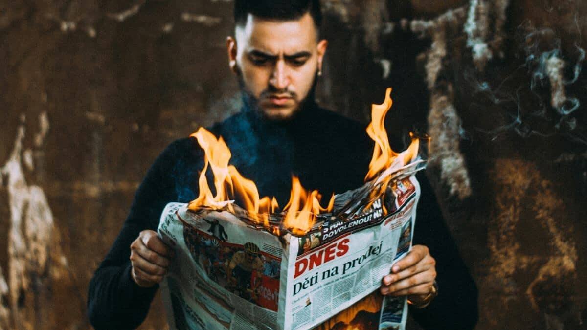 La era de la posverdad y la desvinculación está siendo letal para el periodismo, preocupado más por la manipulación de las emociones y el interés económico del medio que por los hechos y el respeto a la realidad. Foto: Marek Pospisil / Unsplash.