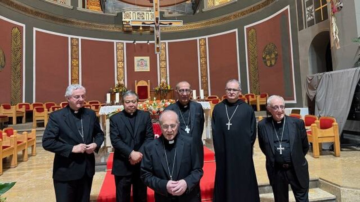 El obispo de Urgel, el Nuncio Bernardito, el obispo Cortés, el cardenal Omella, el abad de Montserrat y el obispo Cristau, en Sant Feliu, por sus 5 siglos de parroquia - foto MCS Urgell