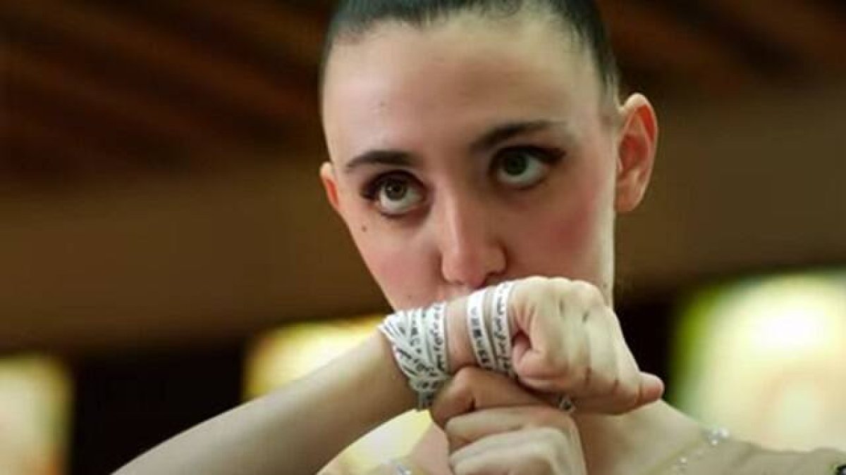 La gimnasta Claudia Casas con unos cordones de la victoria inspirados en la casulla funeraria de San Ramón de Roda