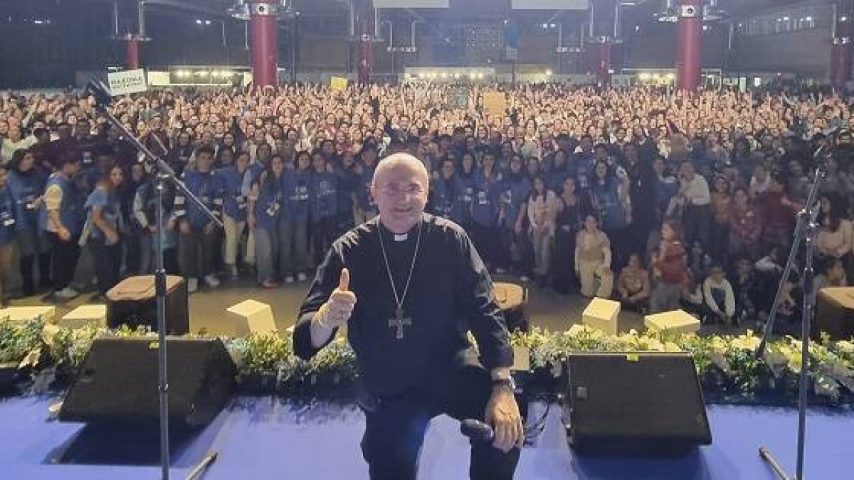El obispo Munilla posa con 3.000 asistentes al concierto de Hakuna en Alicante el 20 de enero de 2024