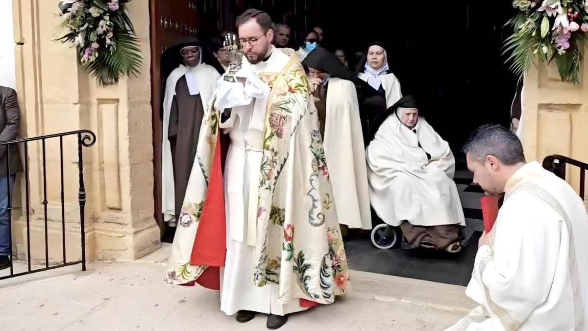 El sacerdote rondeño Salvador Aguilera con la reliquia de la mano de Santa Teresa, celebrando el inicio del Año Jubilar por la inauguración de la fundación del convento de las Carmelitas Descalzas de Ronda en Málaga.