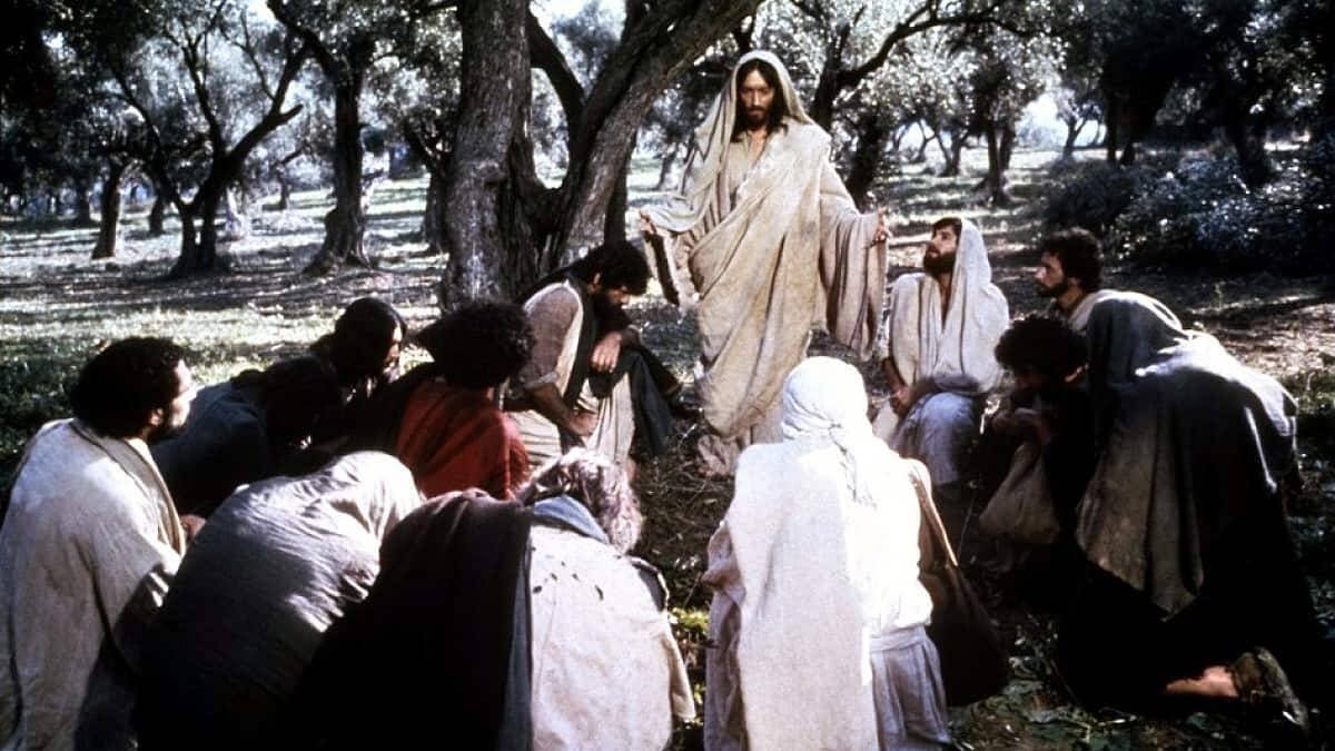 Jesucristo (Robert Powell) predica a los apóstoles en 'Jesús de Nazaret' (1977) de Franco Zeffirelli.