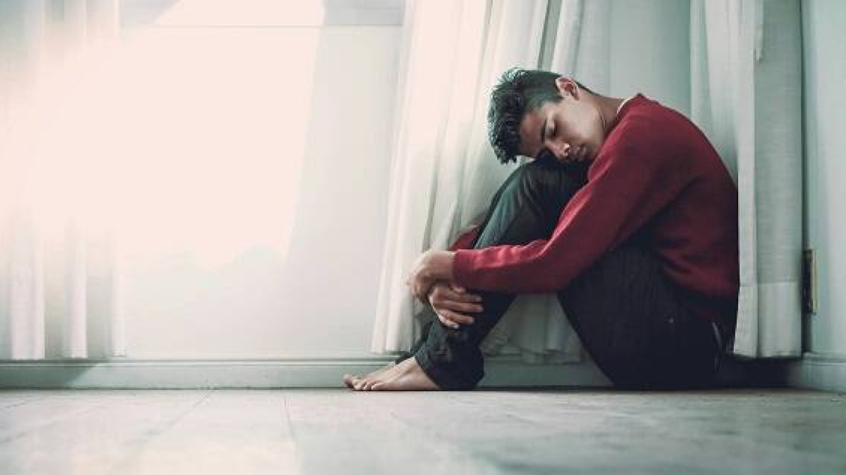 Un joven hundido, símbolo de las personas dañadas y confusas por la ideología trans - foto de CFerdo Photography en Unsplash