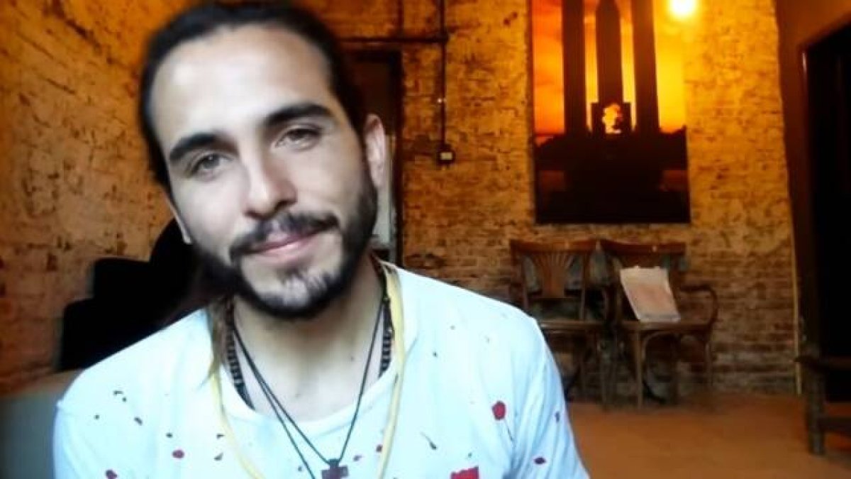Marcado por la ausencia de una familia, la pérdida y el divorcio, Santiago caminaba hacia el abismo. La fe de su abuela podía salvarle, pero él tenía que querer aceptarla.