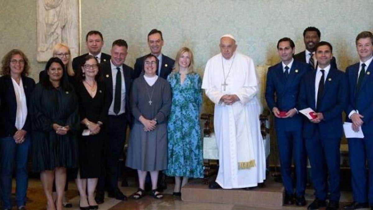 El Papa Francisco y Sor Smerilli, doctora en Economía Política, con CEOs y directivos de banca y empresa