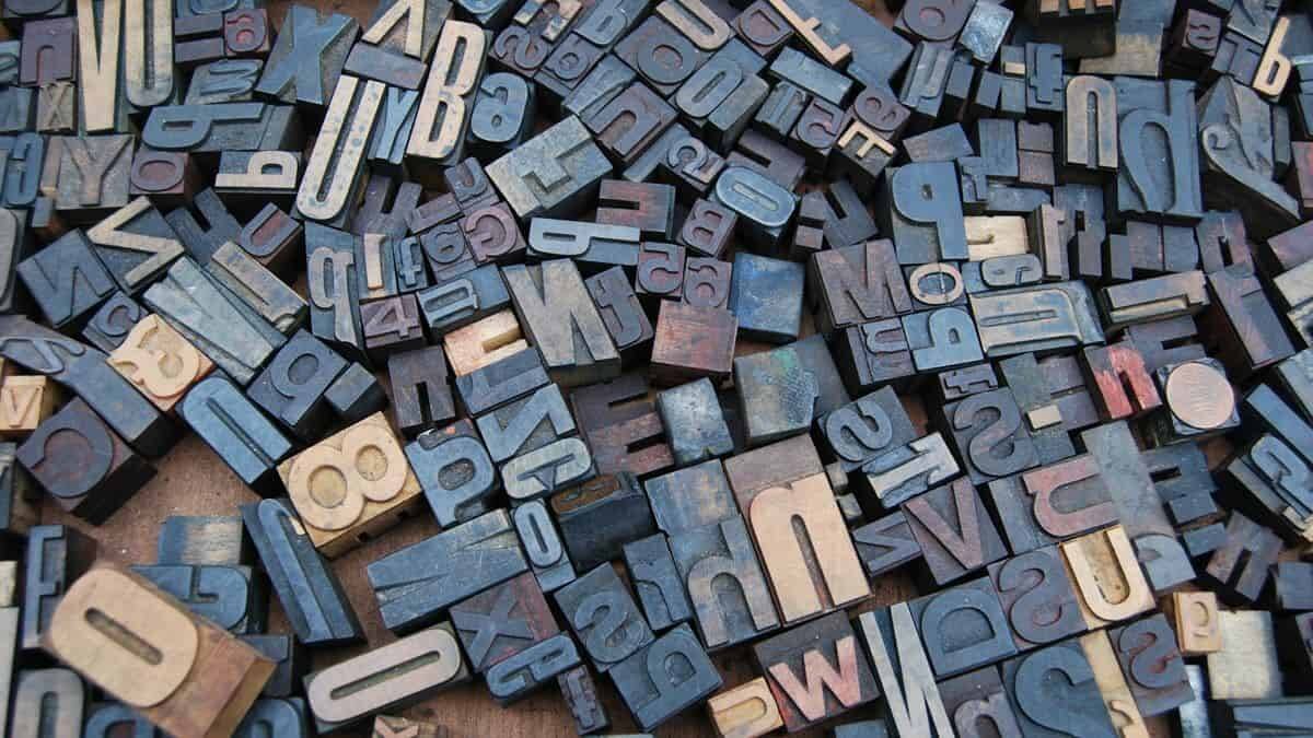 Estudiar con precisión las palabras que usamos en el lenguaje cotidiano es el mejor antídoto contra los intentos de manipularnos mediante el lenguaje. Foto: Amador Loureiro / Unsplash.