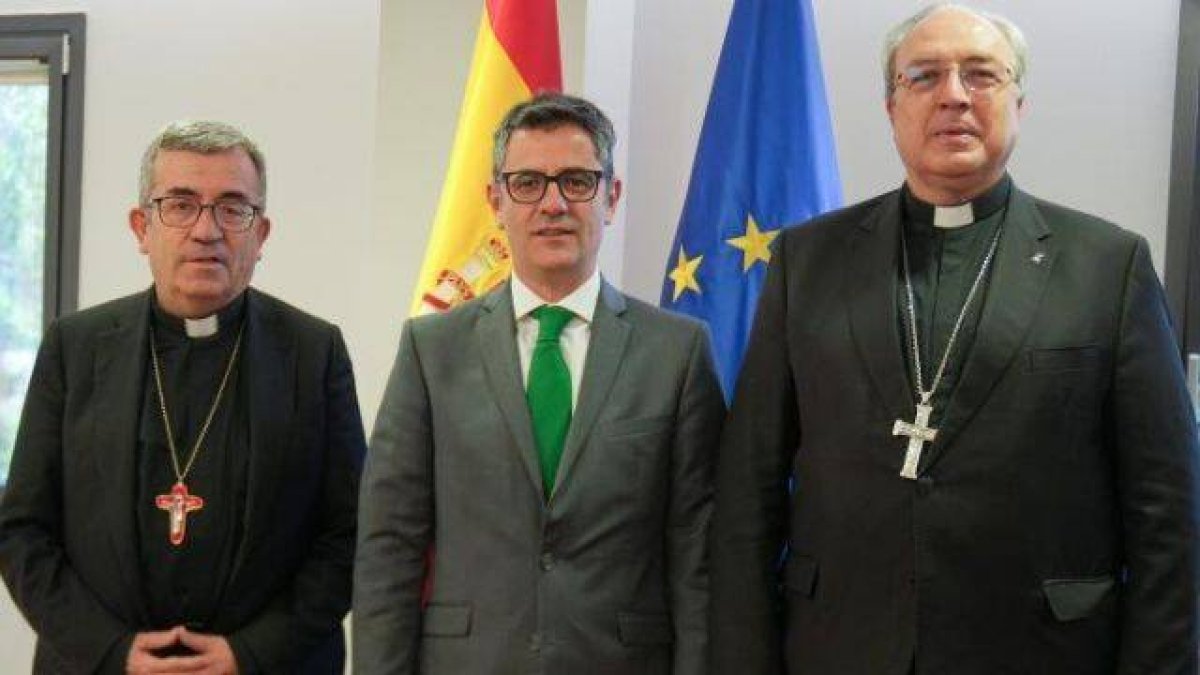 El presidente de la Conferencia Episcopal Española, Mons. Luis Argüello, Félix Bolaños y Francisco César García Magán.