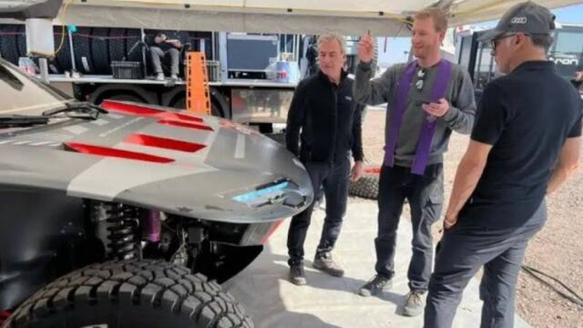 El padre Marcin Jablonski, L.C, ordenado hace apenas un año, fue el responsable de bendecir el coche de Carlos Sainz con el que ganó el Dakar de 2024.