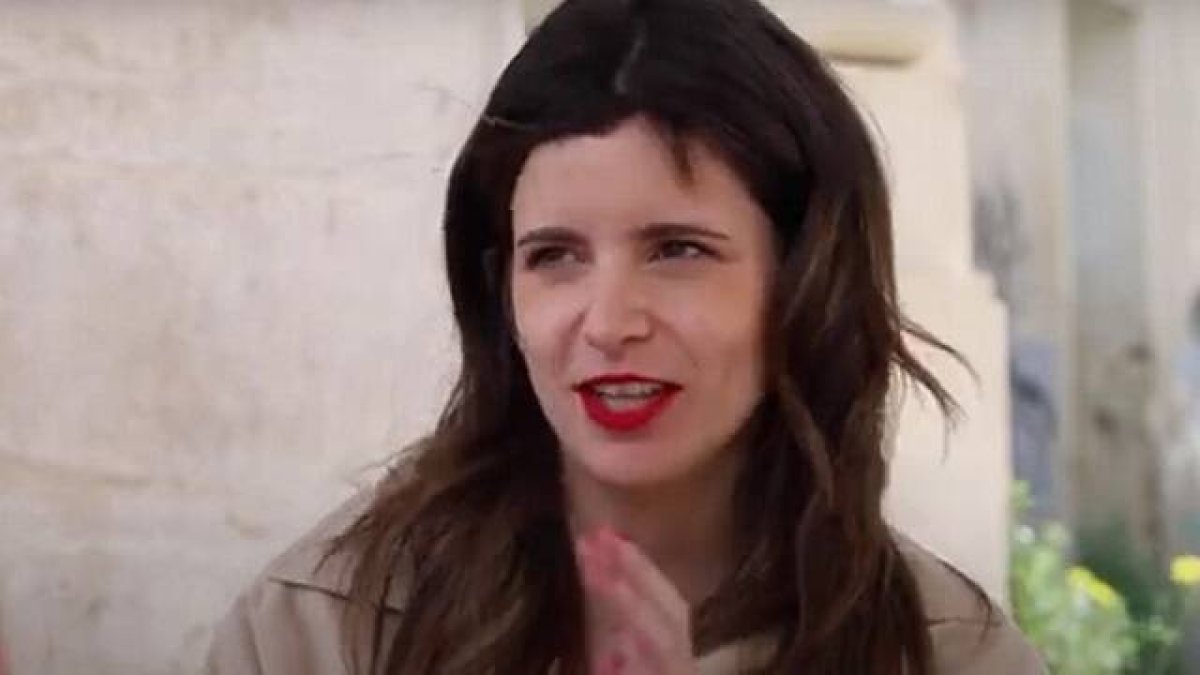 Ana Iris Simón en una entrevista callejera para El Debate en 2022