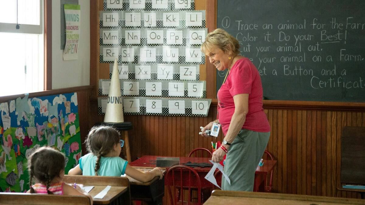 Denuncian al Ayuntamiento de Marbella por guías escolares LGBT con «referentes» trans anticlericales