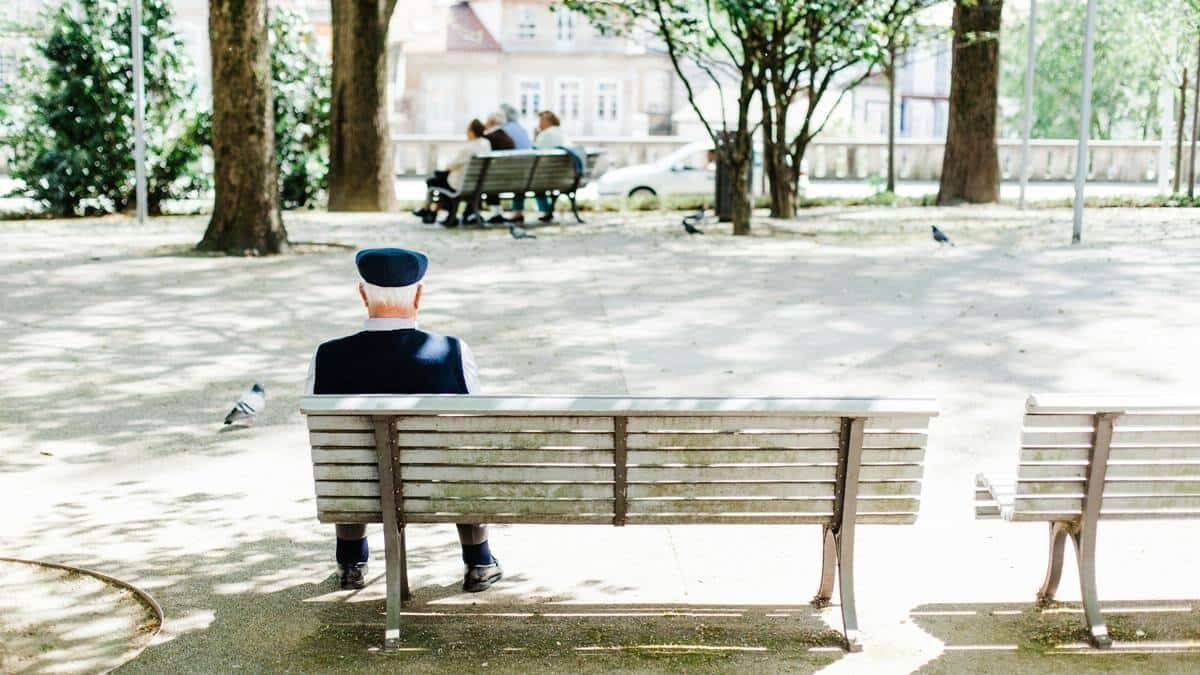 El autor de 'Navegando del duelo a la esperanza' ha querido ayudar con su experiencia a quienes viven el dolor de la enfermedad y también a quienes han de superar la ruptura de la partida del ser querido. Foto: Bruno Martins / Unsplash.