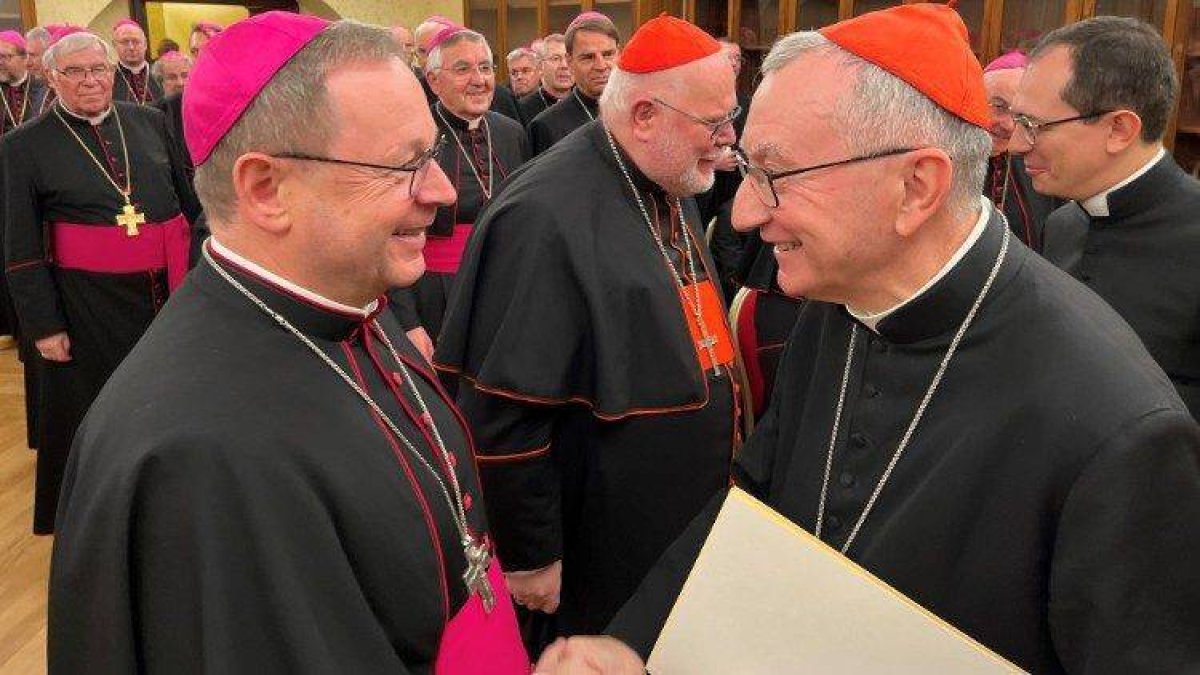 El presidente de la conferencia episcopal alemana, Georg Bätzing (izda. de la foto), y el cardenal secretario de Estado, Pietro Parolin, en una foto de archivo.
