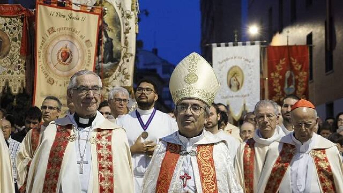 Luis Argüello, con mitra, junto al obispo de Santander, Manuel Sánchez Monge, y el cardenal Blázquez. en la procesión del Sagrado Corazón de 2024 en Valladolid