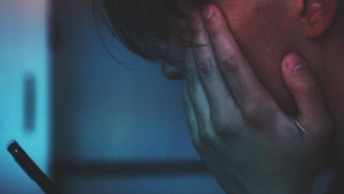 Es absurdo considerar la pornografía dañina para los menores y liberadora para los adultos. Foto (contextual): Adrian Swancar / Unsplash.