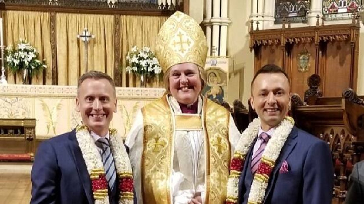 La obispesa Susan Bell celebra en Canadá la boda gay anglicana del obispo gay anglicano Kevin Robertson en 2018