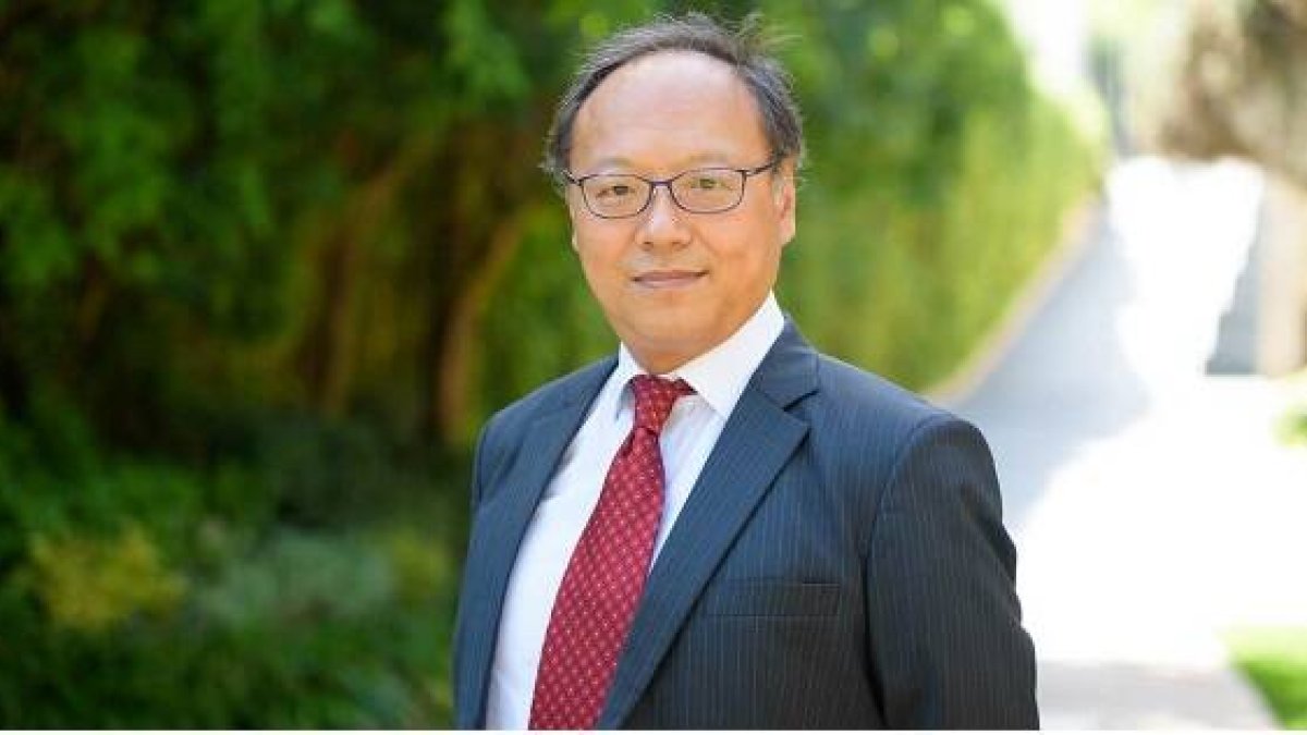 Yih-Teen Lee, es taiwanés, profesor del IESE en Barcelona, cuenta su viaje hacia la fe católica desde una familia budista