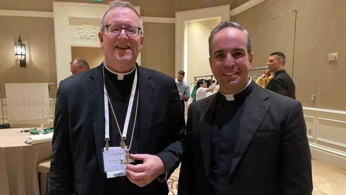 Robert Barron, obispo de la diócesis de Winona-Rochester, contará con el sacerdote español Ignacio Amorós (Se buscan rebeldes) para la versión en español de Word on Fire.