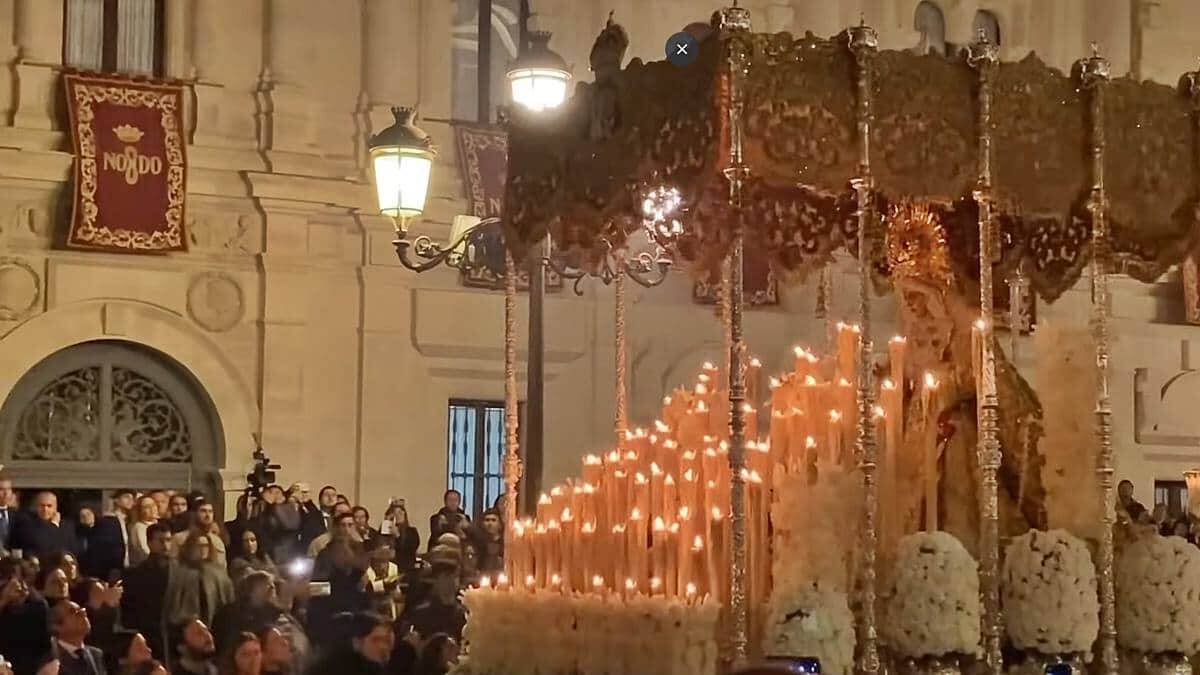 La Macarena, en su procesión de la 'madrugá' en Sevilla. Imagen: captura canal Pedacitos de Pasión (Youtube).
