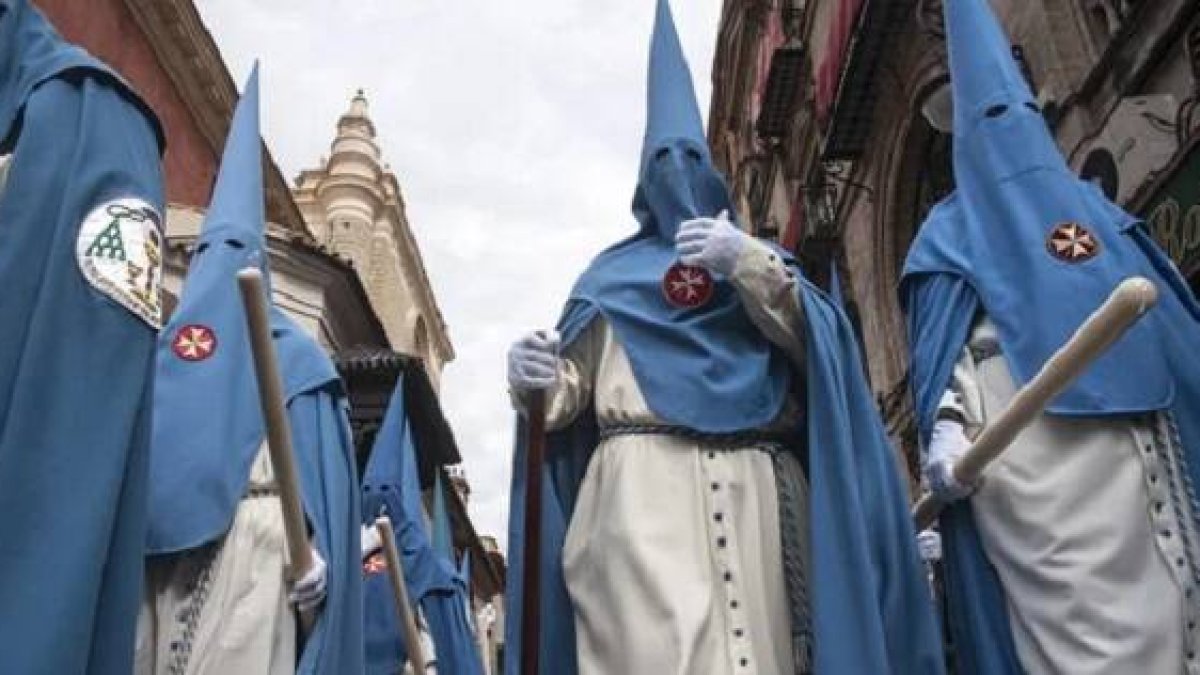 Nazarenos de la Hermandad de San Esteban en Sevilla... en 2023 había el doble de nazarenos que en 1995