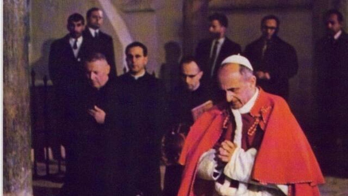 El Papa Pablo VI reza en su visita a Tierra Santa de 1964