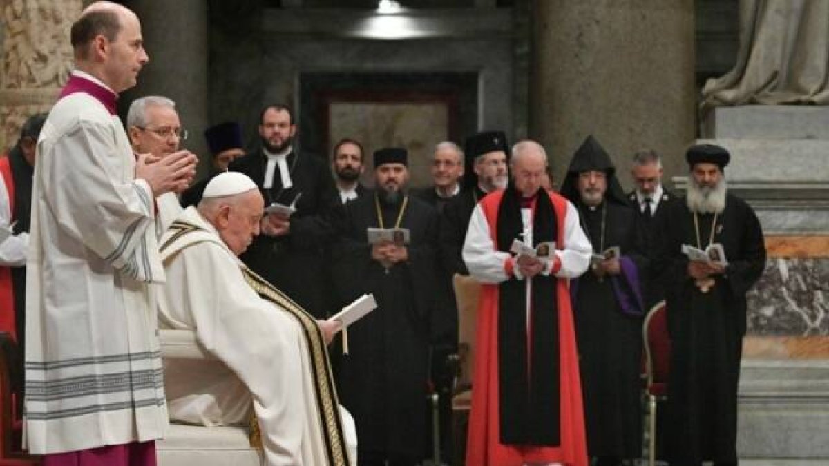 El Papa Francisco ante los líderes religiosos durante la celebración de las segundas vísperas de la Solemnidad de la Conversión de San Pablo y la clausura de la semana de oración por la unidad de los cristianos.