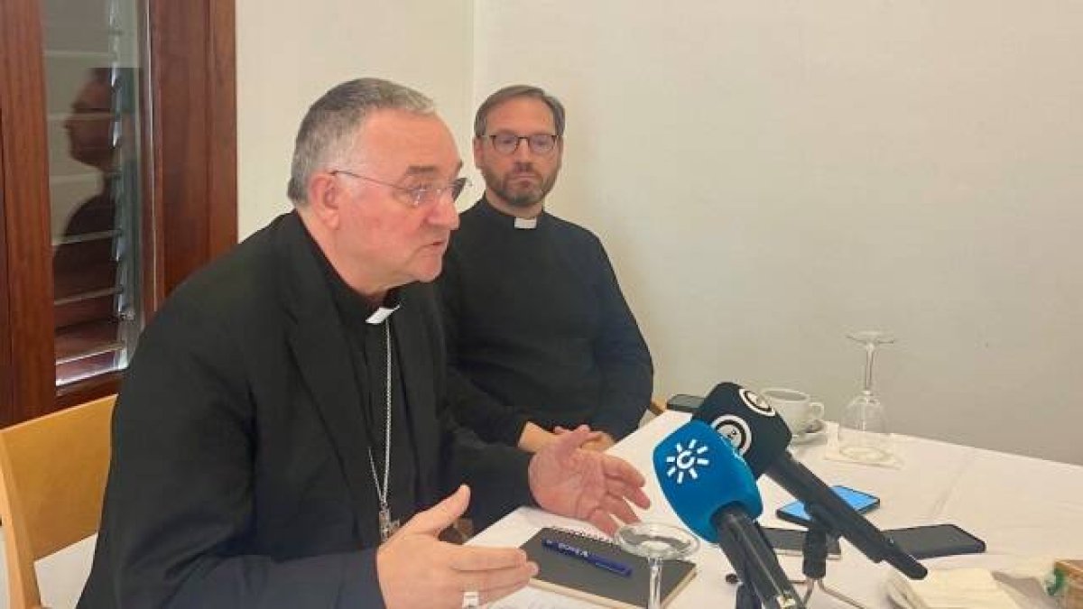 El obispo de Almería, Antonio Gómez Cantero (en la imagen, durante una reciente rueda de prensa), ha sido una de las últimas autoridades eclesiásticas españolas en pronunciarse sobre Fiducia supplicans.